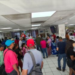 Usuarios se concentran en sucursales Telcel en Saltillo para reclamar reactivación de líneas
