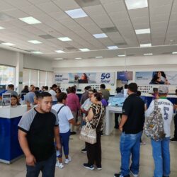 Usuarios se concentran en sucursales Telcel en Saltillo para reclamar reactivación de líneas5