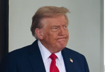 Afirma Trump que elevará aranceles a autos canadienses a 50%