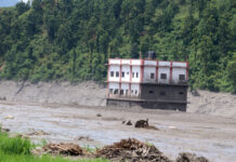 Autoridades nepalíes elevan a más de 900 el número de muertos por las inundaciones repentinas en Nepal