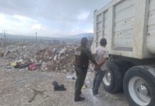 Continúa programa “Tómala Cochino”; detiene Comisaría a hombre por tirar escombro en la vía pública