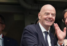 “El fútbol pertenece a las personas que llenan los estadios”: aficionados exigen salida de Infantino de la FIFA