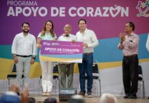 Entregan Javier y Luly “Apoyos de Corazón” a adultos mayores