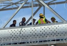 Hombre intenta lanzarse de puente peatonal y es rescatado en Saltillo