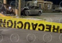 Muere mujer tras estrellarse contra barda de farmacia en Saltillo