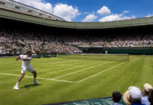 Wimbledon llena sus gradas frente al Mundial Tenista golpea la pelota en una pista de césped ante las gradas llenas