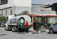 Apoyan Javier Díaz y Agsal con pipas a colonias afectadas por falta de agua