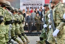 Desfilan en Torreón corporaciones de seguridad, Protección Civil y Bomberos, y unidades de auxilio