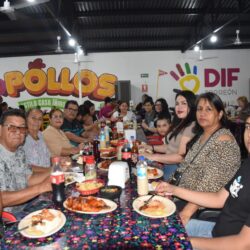 DIF Torreón recibió a niñas, niños y familias de OSC en su stand de a pollos DIF