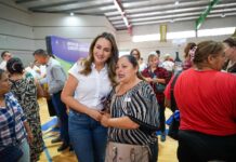 Entrega Luly López Apoyos de Corazón a personas con discapacidad