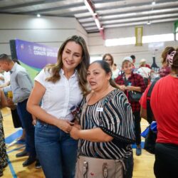 Entrega Luly López Apoyos de Corazón a personas con discapacidad