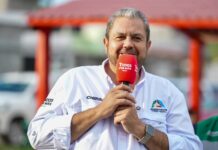 Entrega Tomás Gutiérrez renovación de la Plaza Huanusco