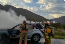 Incendio consume casi por completo una camioneta en Ramos Arizpe