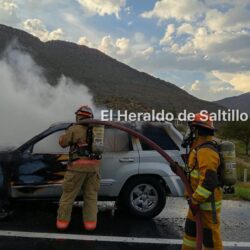 Incendio consume casi por completo una camioneta en Ramos Arizpe