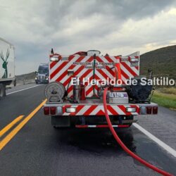 Incendio consume casi por completo una camioneta en Ramos Arizpe1