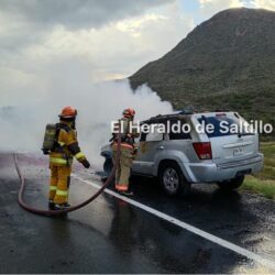 Incendio consume casi por completo una camioneta en Ramos Arizpe2