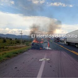 Incendio consume casi por completo una camioneta en Ramos Arizpe3