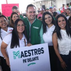 Inicia Manolo entrega de uniformes y tenis gratis en las escuelas rurales