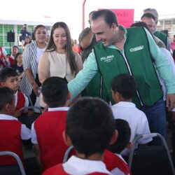 Inicia Manolo entrega de uniformes y tenis gratis en las escuelas rurales1