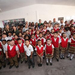 Inicia Manolo entrega de uniformes y tenis gratis en las escuelas rurales10