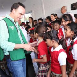 Inicia Manolo entrega de uniformes y tenis gratis en las escuelas rurales11