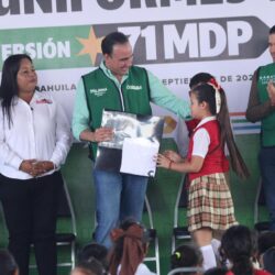 Inicia Manolo entrega de uniformes y tenis gratis en las escuelas rurales4
