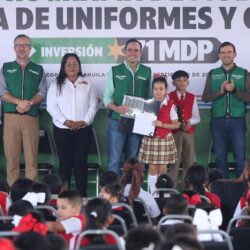 Inicia Manolo entrega de uniformes y tenis gratis en las escuelas rurales5