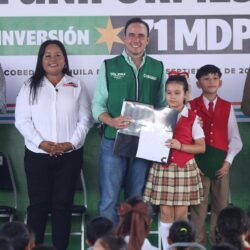 Inicia Manolo entrega de uniformes y tenis gratis en las escuelas rurales6