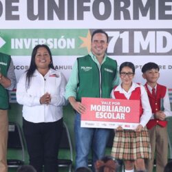 Inicia Manolo entrega de uniformes y tenis gratis en las escuelas rurales7