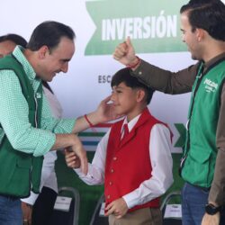 Inicia Manolo entrega de uniformes y tenis gratis en las escuelas rurales8
