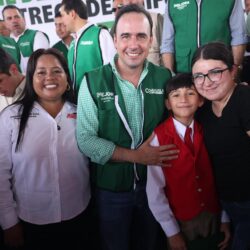 Inicia Manolo entrega de uniformes y tenis gratis en las escuelas rurales9