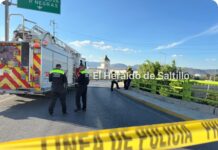 Muere motociclista tras derrapar y estrellarse contra barandal de puente