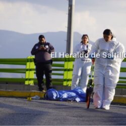 Muere motociclista tras derrapar y estrellarse contra barandal de puente1