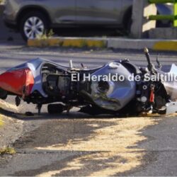Muere motociclista tras derrapar y estrellarse contra barandal de puente2