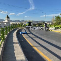 Muere motociclista tras derrapar y estrellarse contra barandal de puente3