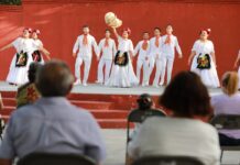Noche de música mexicana; serenata en la Alameda Zaragoza