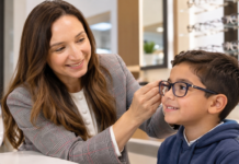 Ofrece Edna Dávalos lentes a bajo costo para niños de Ramos Arizpe