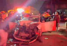 Quedan pareja y bebé lesionados al impactar auto con tráiler sobre la carretera Monclova