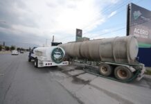 Suman 37 pipas llevando agua a colonias afectadas en Saltillo