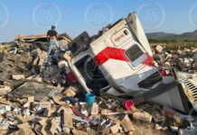 Vuelca tráiler cargado de cerveza en la Saltillo-Torreón; se registra rapiña