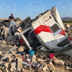 Vuelca tráiler cargado de cerveza en la Saltillo-Torreón; se registra rapiña
