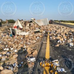 Vuelca tráiler cargado de cerveza en la Saltillo-Torreón; se registra rapiña1