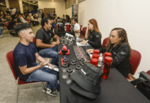 Asisten egresados y estudiantes de la UA de C a jornada de reclutamiento “Magna Night”