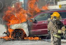 Cortocircuito provoca incendio y consume por completo una camioneta Grand Cherokee en la CTM