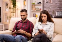 Deja el celular y convive: expertos alertan sobre efectos en las habilidades sociales