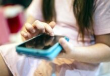 El Gobierno federal hace oficial la próxima prohibición de celulares en primarias y secundarias en México