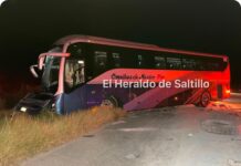 Fuerte choque entre autobús y tráiler deja cinco pasajeros lesionados en la Saltillo-Torreón
