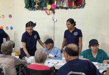 Llevan cadetes de la Comisaría de Seguridad alegría a adultos mayores en asilo