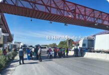Padres de familia bloquean la carretera Saltillo-Zacatecas; exigen intervención de la Secretaría de Educación en escuela de La Angostura