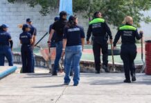 Policías municipales dan mantenimiento a la Escuela Primaria Constituyentes 1917